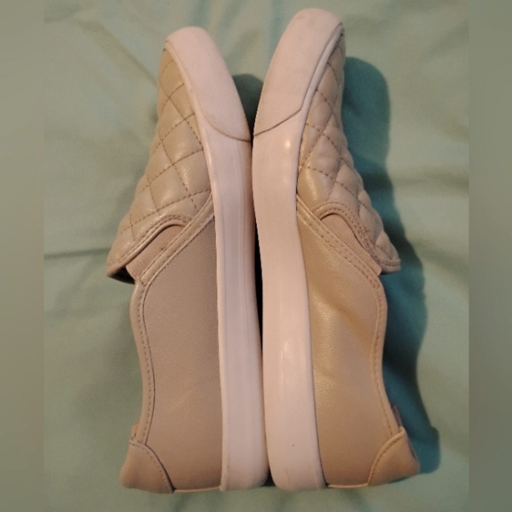 EUC Light Tan Beige Womens Guess Slide On Shoes Size 7 Casual Quilted Mat… - Picture 6 of 6